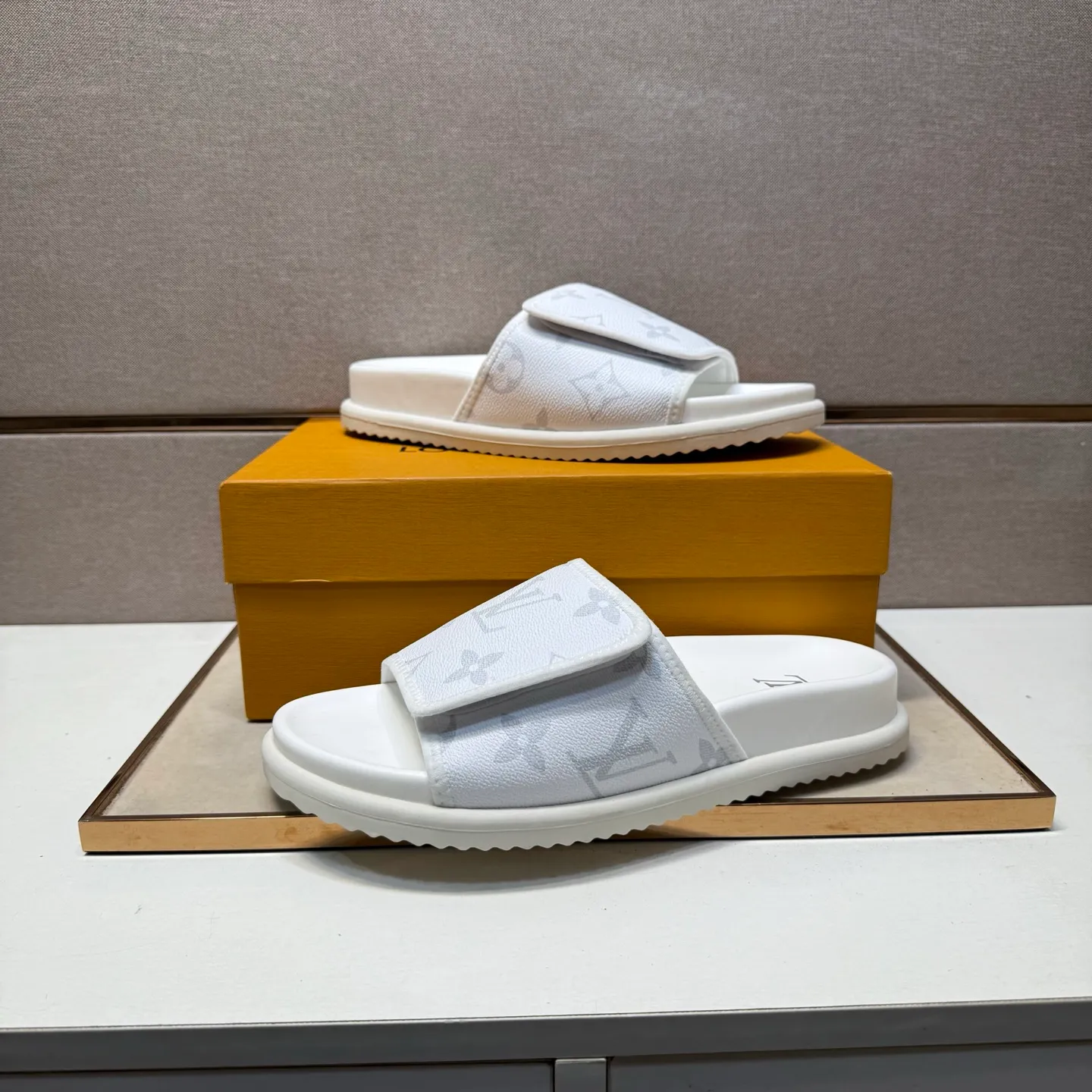 ⬛️Men's shoes 💰p320 [LV～] Men's casual slippers 2025z cabinet sales simultaneously 🔶Size: 38-44 #️⃣ 🔷3 colors🔜The upper is made of multi-material splicing ➕Genuine leather lining, comfortable and breathable, sole: original comfortable and wear-resistant outsole, ⚠️real thing📱photographed🎬real thing is better📢📢📢